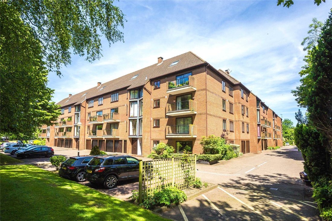 Apartment in Pinnerwood Park, Hillingdon, England 1 - 17299601