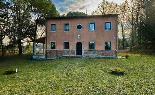 Villa in Palaia, Tuscany, Italy 1