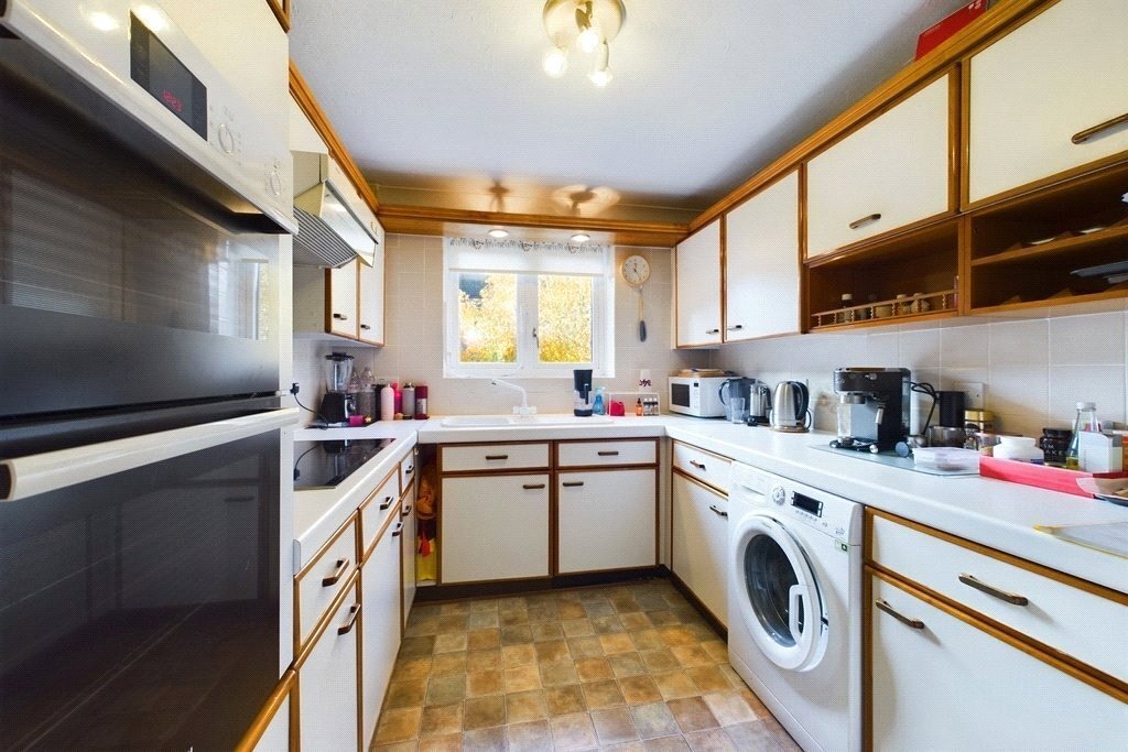 Apartment in Pinnerwood Park, Hillingdon, England 2 - 17299601