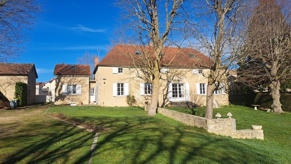Villa in Le Donjon, Auvergne-Rhône-Alpes, France 1 - 17293881