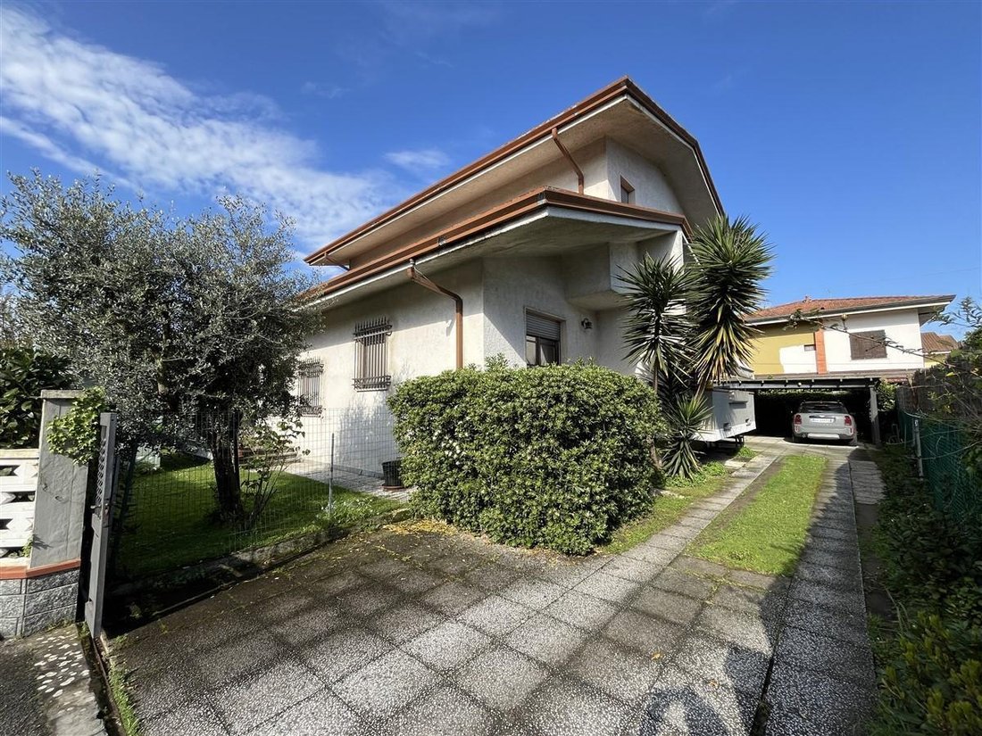 Villa in Ronchi, Massa, Italy 2 - 17294349