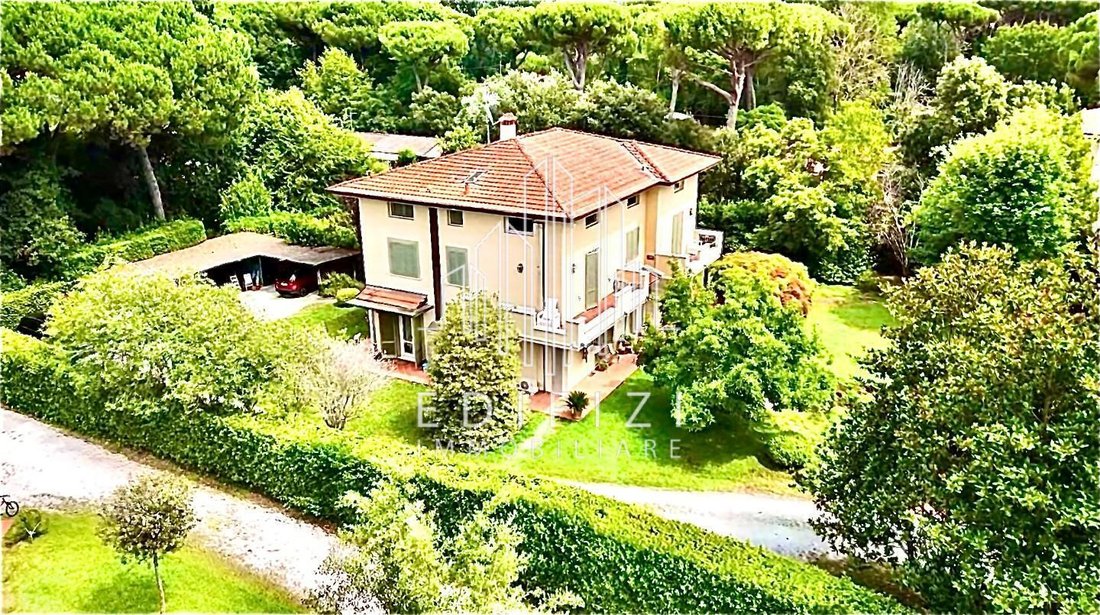Villa in Ronchi, Massa, Italy 1 - 17294610