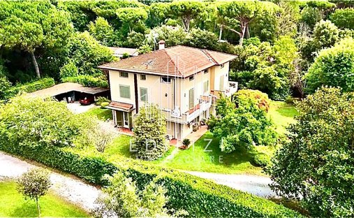 Villa in Ronchi, Massa, Italy 1