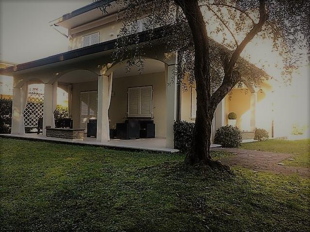 Villa in Ronchi, Massa, Italy 1 - 17294769