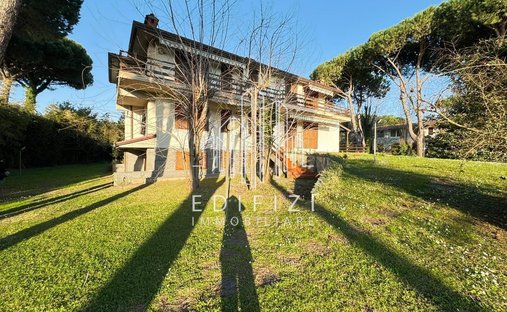 Villa in Ronchi, Massa, Italy 1