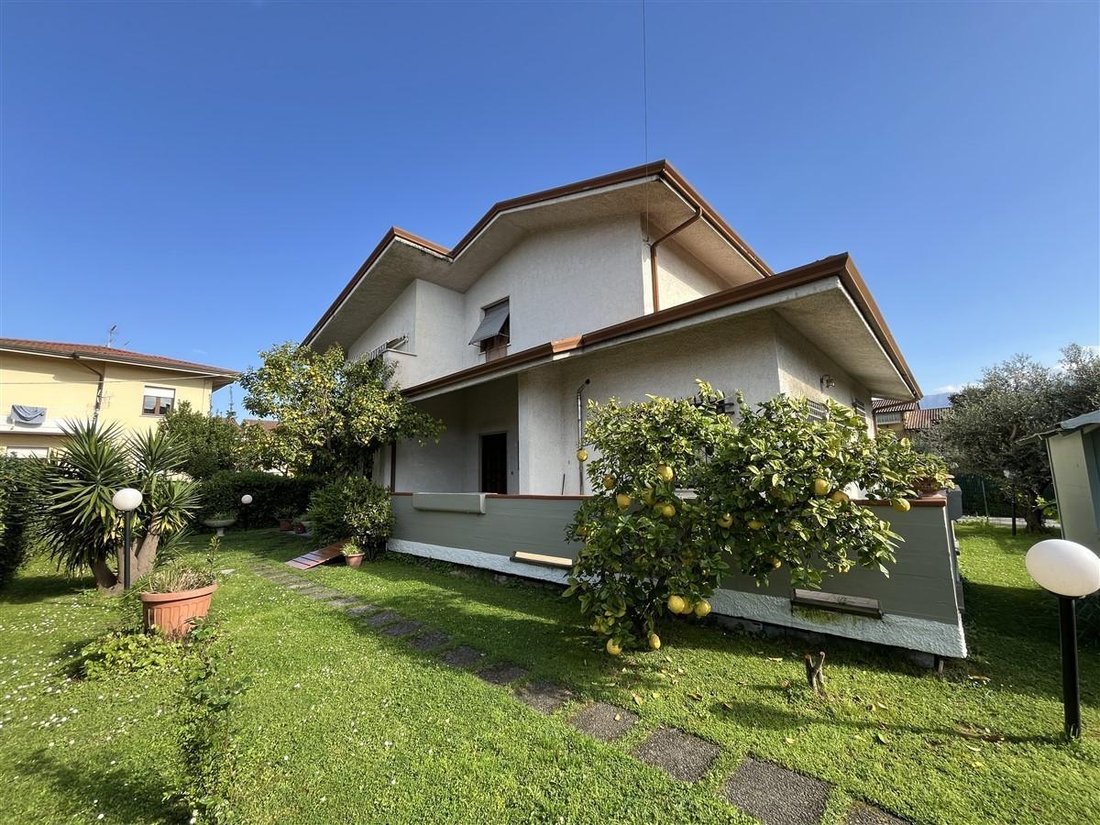 Villa in Ronchi, Massa, Italy 1 - 17294349