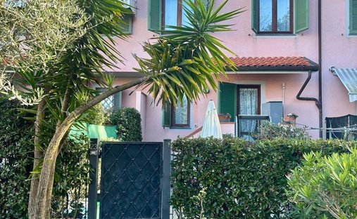 Country House in Vittoria Apuana, Forte dei Marmi, Tuscany 1