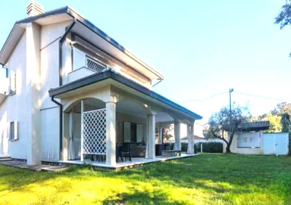 Villa in Ronchi, Massa, Italy 2 - 17294769