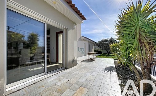 House in Ouest, Rochefort-du-Gard, France 1