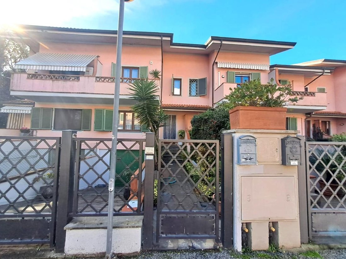 Country House in Vittoria Apuana, Forte dei Marmi, Tuscany 1 - 17294192