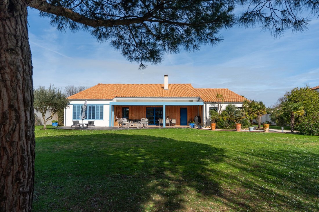House in Saint-Denis-d'Oleron, Nouvelle-Aquitaine, France 1 - 17299749