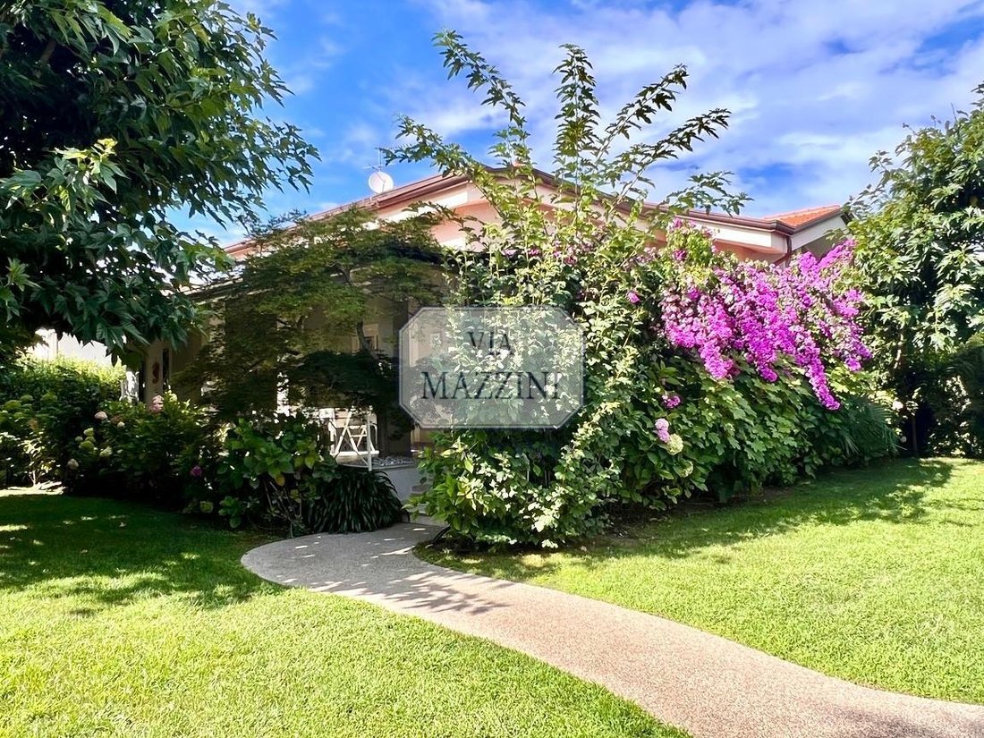 Country House in Vittoria Apuana, Forte dei Marmi, Tuscany 1 - 17294970