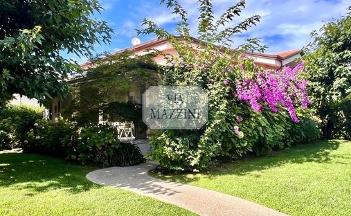 Country House in Vittoria Apuana, Forte dei Marmi, Tuscany 1