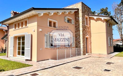 Villa in Pietrasanta, Tuscany, Italy 1