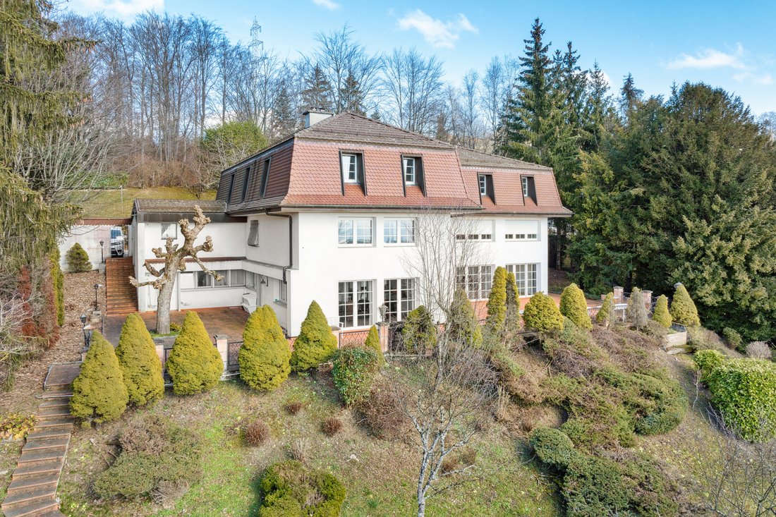 Large Family Property In A Residential Area