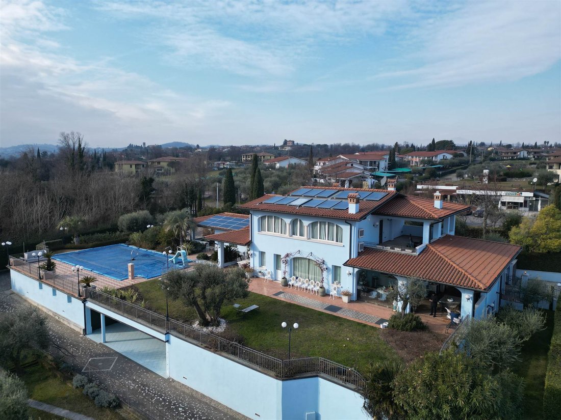 Villa in Moniga del Garda, Lombardy, Italy 1 - 17297938