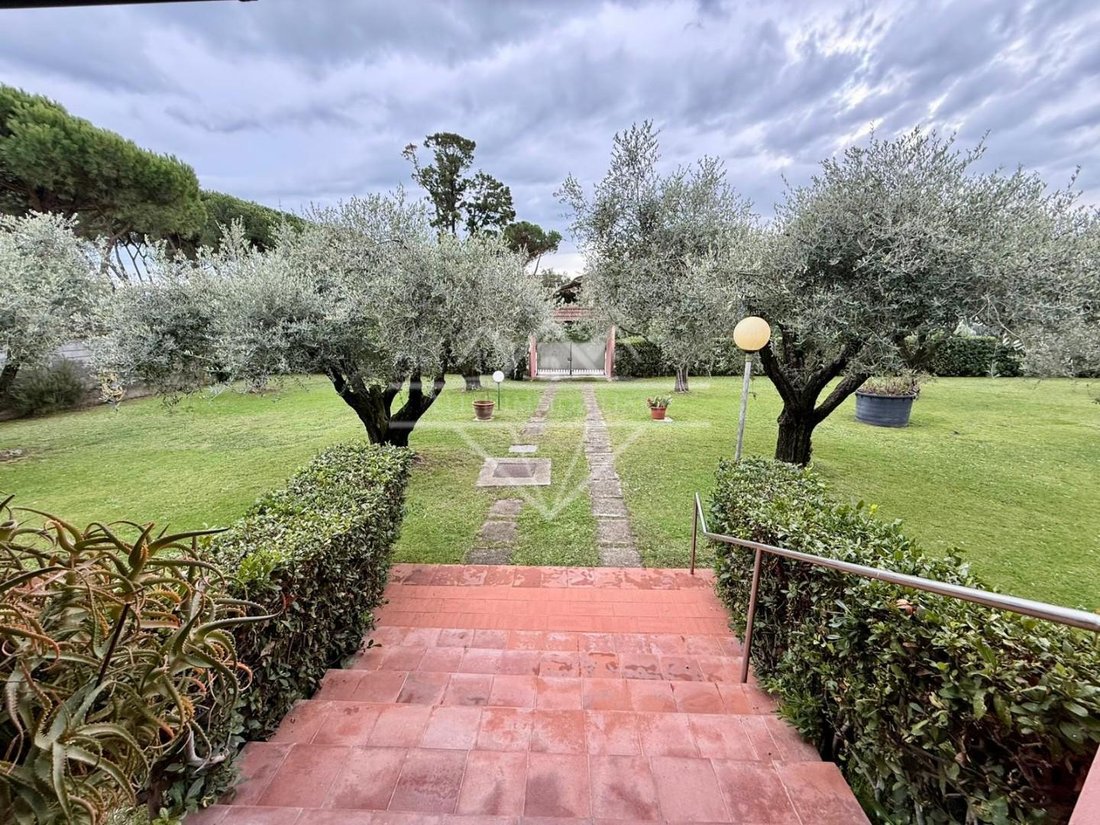 Villa in Marina di Carrara, Tuscany, Italy 1 - 17294351