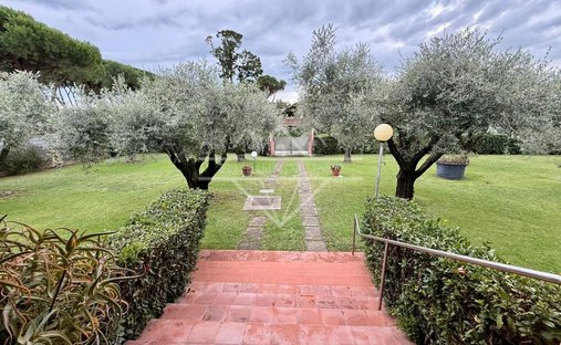 Villa in Marina di Carrara, Tuscany, Italy 1