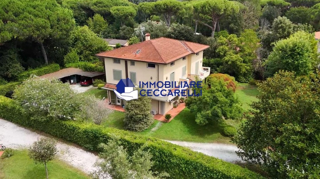 Villa in Ronchi, Massa, Italy 1 - 17294133
