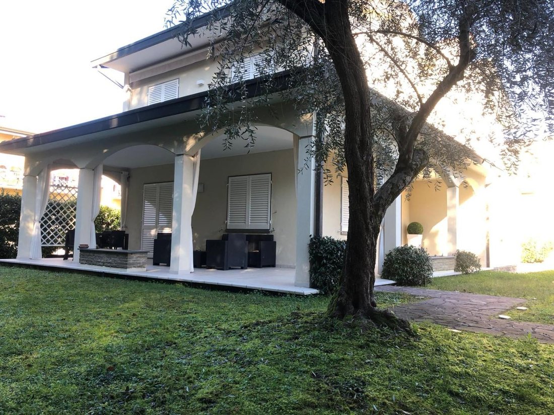 Villa in Ronchi, Massa, Italy 1 - 17294470