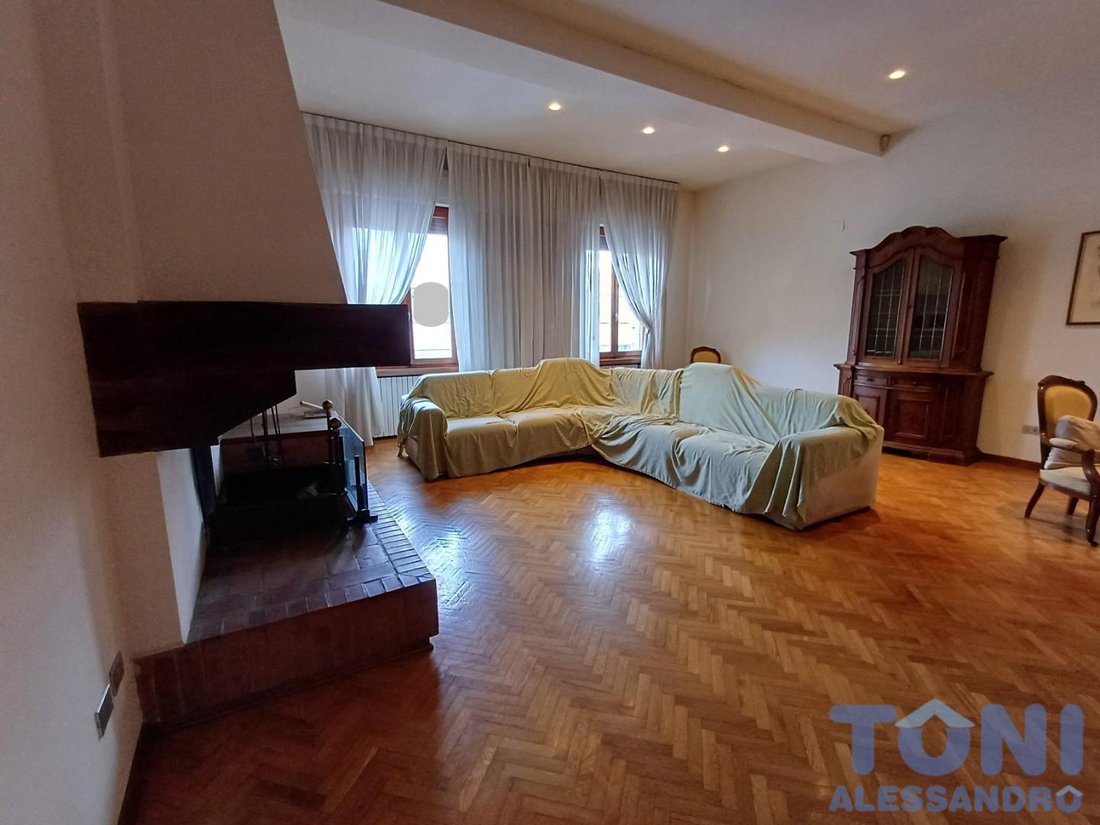 Villa in Near Center, Empoli, Tuscany 2 - 17294521