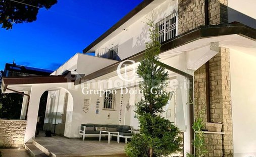 Villa in Vittoria Apuana, Forte dei Marmi, Tuscany 1