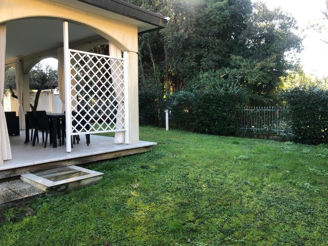 Villa in Ronchi, Massa, Italy 2 - 17294470