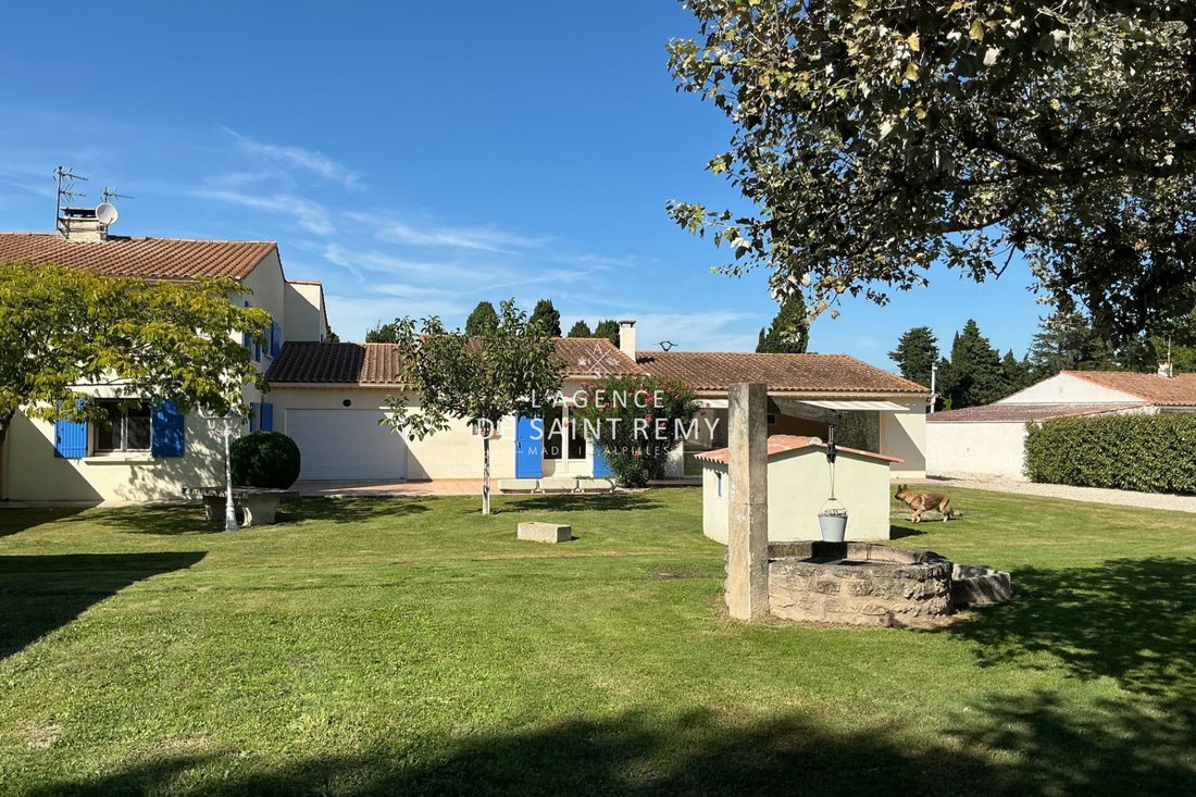 Villa in Saint-Rémy-de-Provence, Provence-Alpes-Côte d'Azur, France 1 - 17025473
