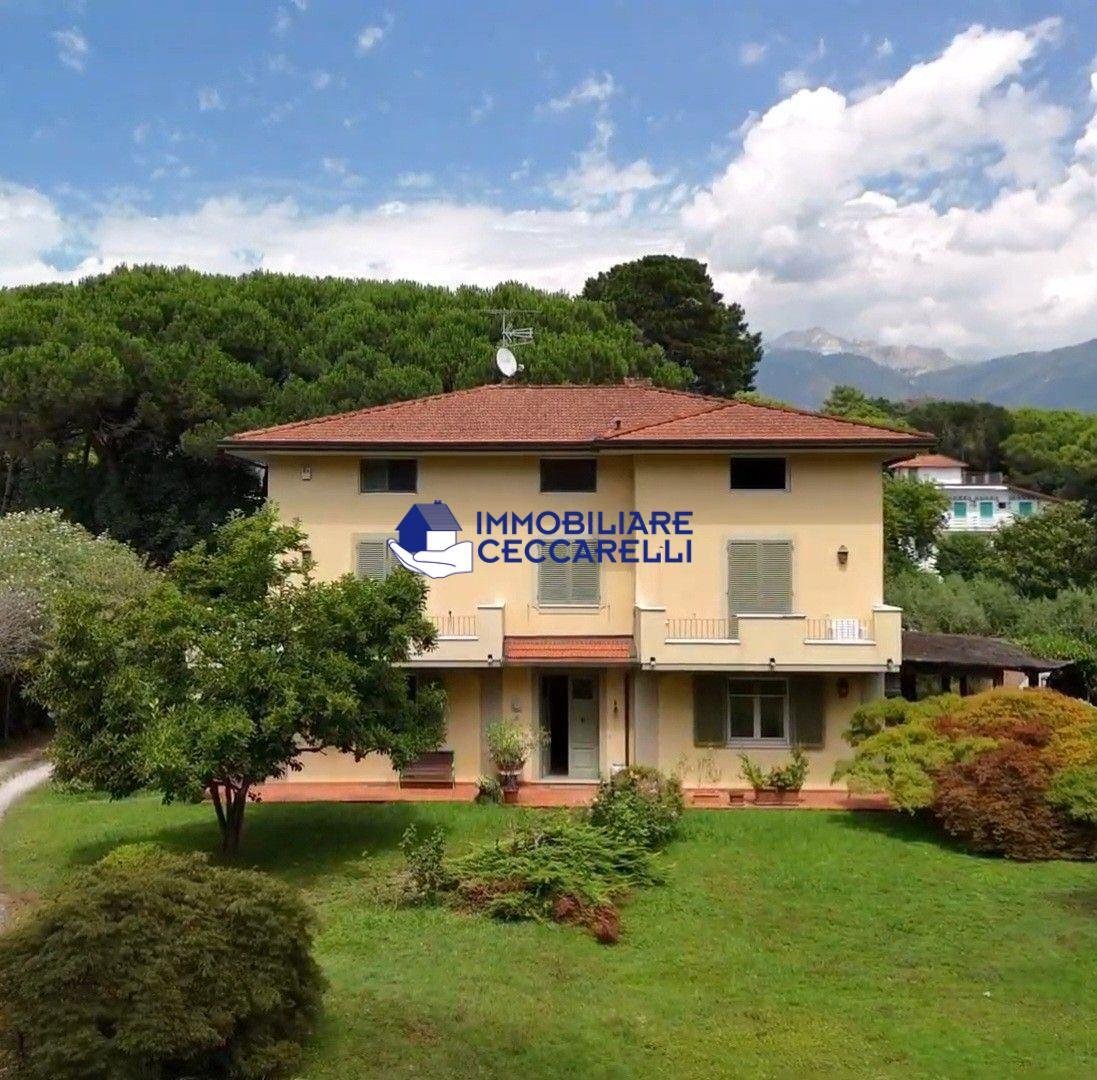 Villa in Ronchi, Massa, Italy 2 - 17294133