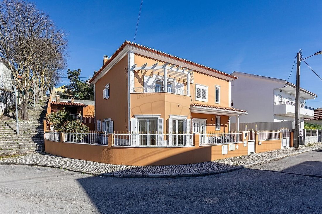 House in Pontinha e Famoes, Lisbon, Portugal 2 - 17299745