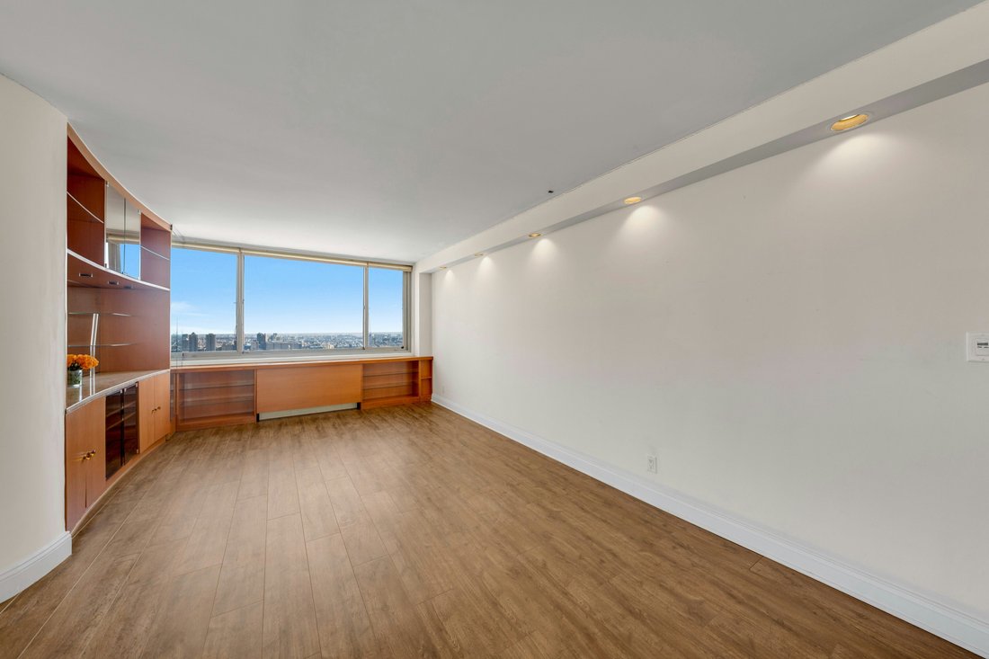 Co Op in Fort Lee, New Jersey, United States 5 - 17300932