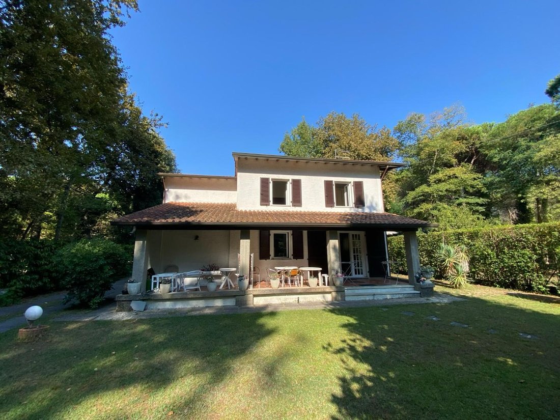 Villa in Ronchi, Massa, Italy 1 - 17304441