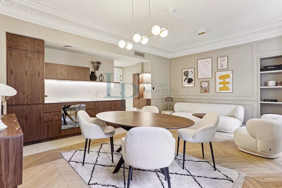 Apartment in Saint Philippe du Roule, Paris 8e Arrondissement, Paris 4 - 17302728
