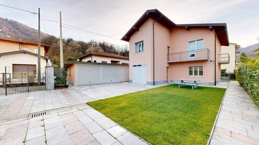 House in Lavena Ponte Tresa, Lombardy, Italy 1 - 17307405