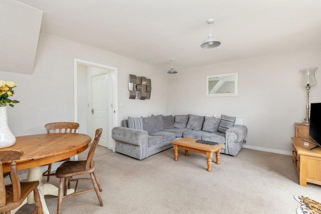 House in Broadbridge Heath, England 4 - 17302849
