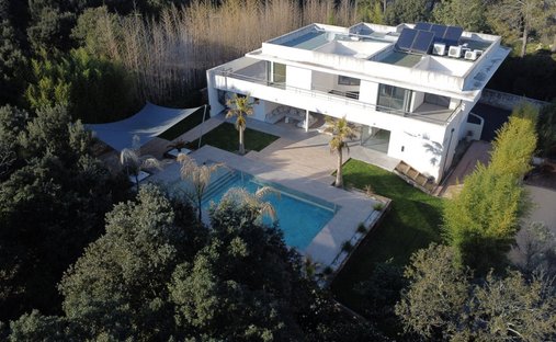 Villa in Centre Ville, Castries, France 1