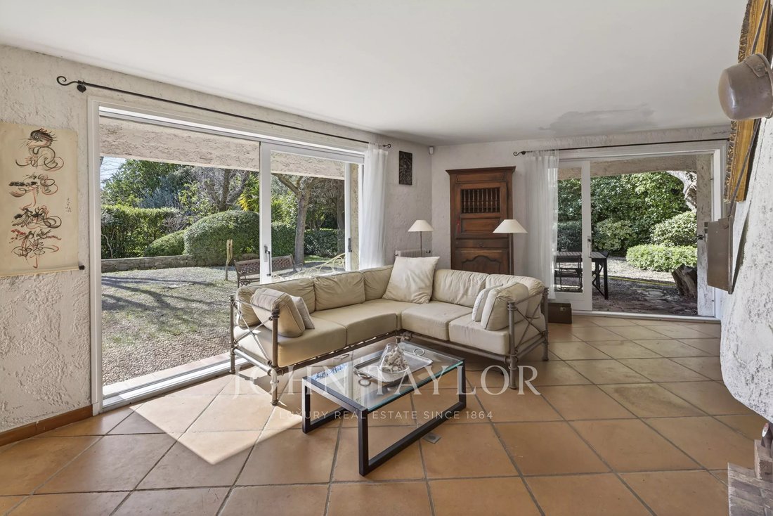 Villa in Beaucours-La Gorguette-La Morvenede, Sanary-sur-Mer, France 4 - 17302913