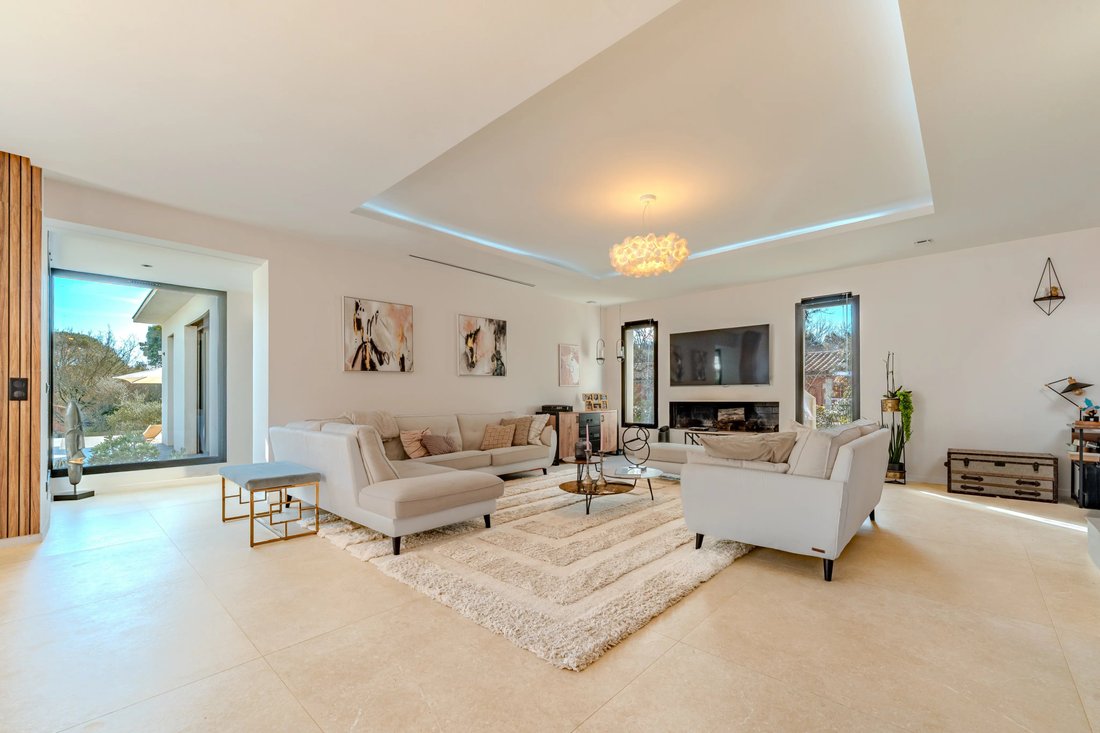 Villa in Nord, Roquefort-les-Pins, France 3 - 17308535