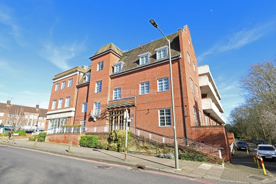 Apartment in Hampstead Garden Suburb, Barnet, England 1 - 17309997