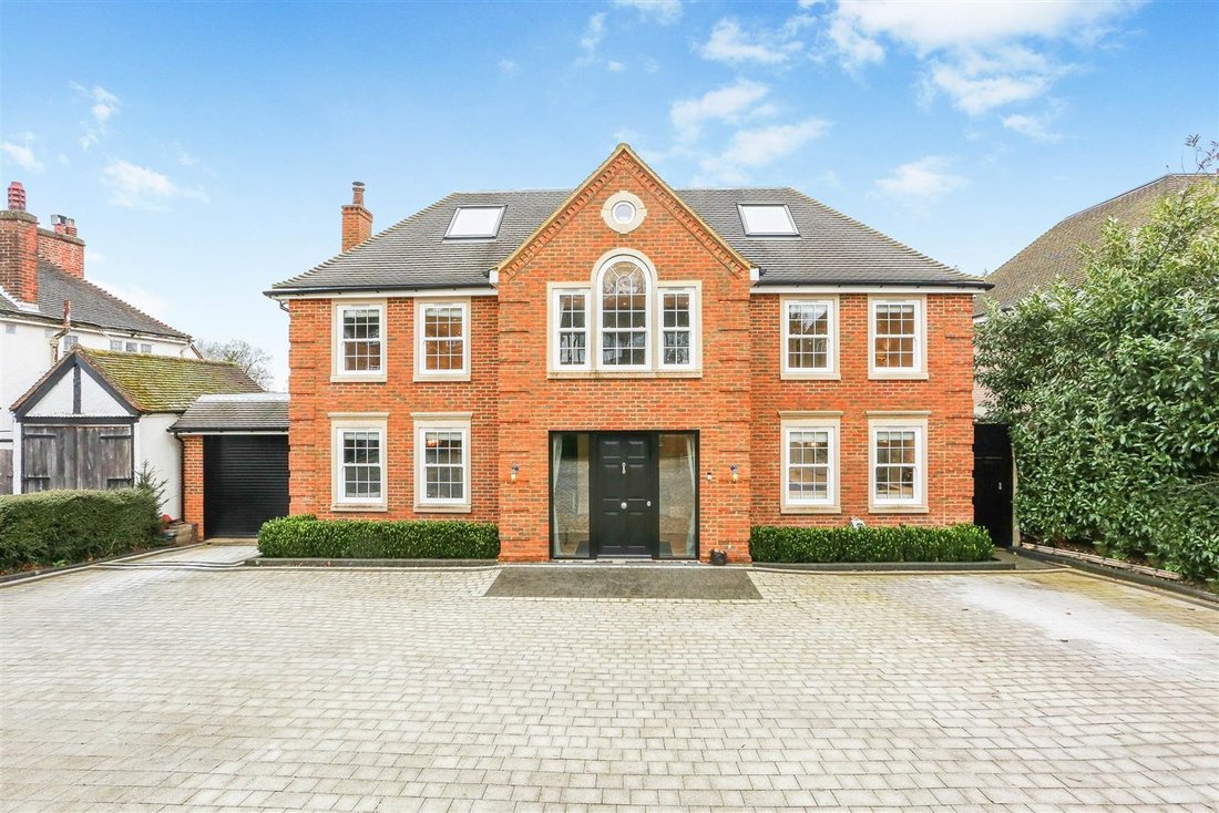House in London Borough of Sutton, England 1 - 17309969