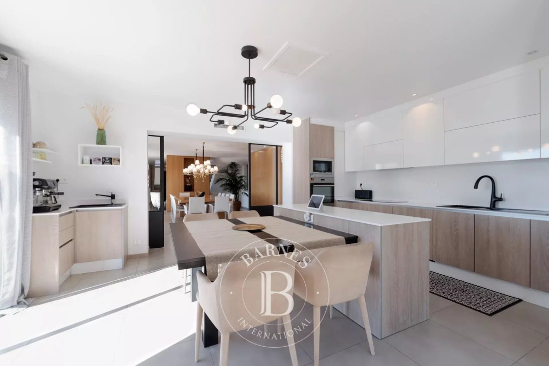 Villa in Châteauneuf-Grasse, Provence-Alpes-Côte d'Azur, France 4 - 17309946
