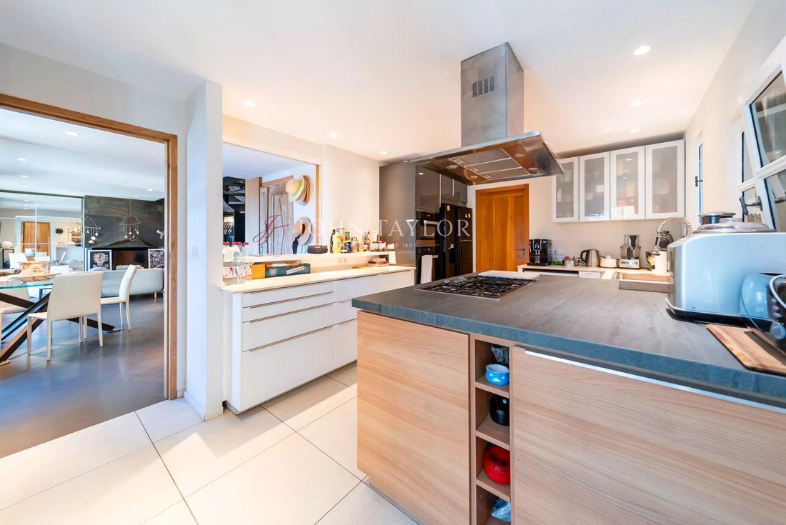 Estate in Gordes, Provence-Alpes-Côte d'Azur, France 5 - 17311414
