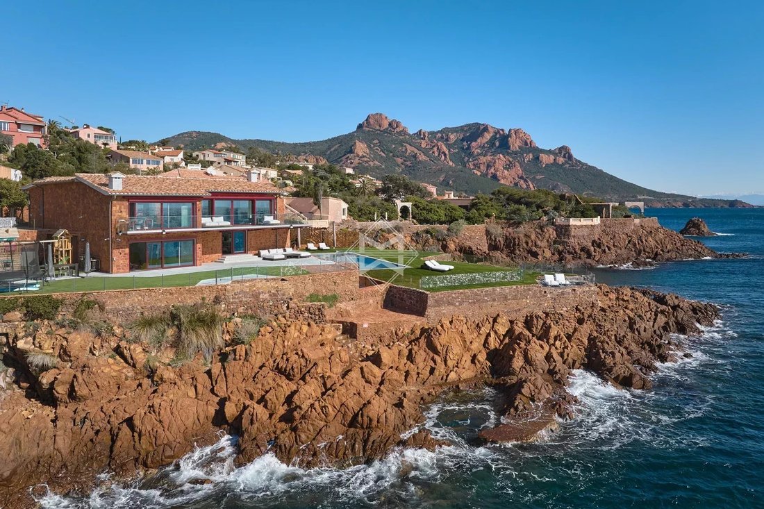 Estate in Le Dramont-Agay-Anthéor-Le Trayas, Saint-Raphaël, France 1 - 14969059