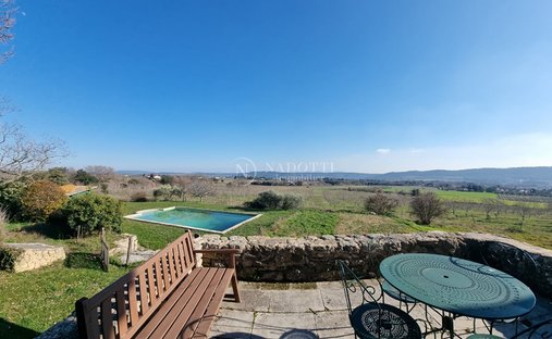 Villa in Cucuron, Provence-Alpes-Côte d'Azur, France 1