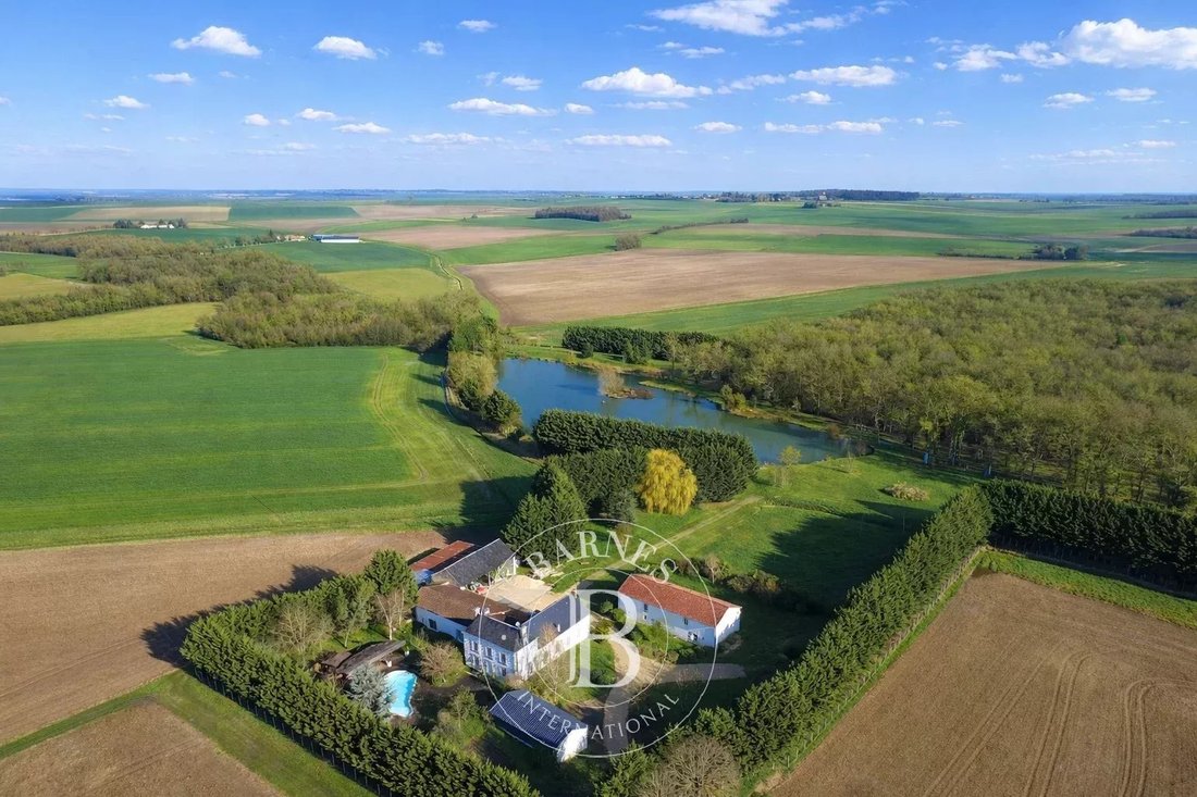 Estate in Châtellerault, Nouvelle-Aquitaine, France 3 - 12617763