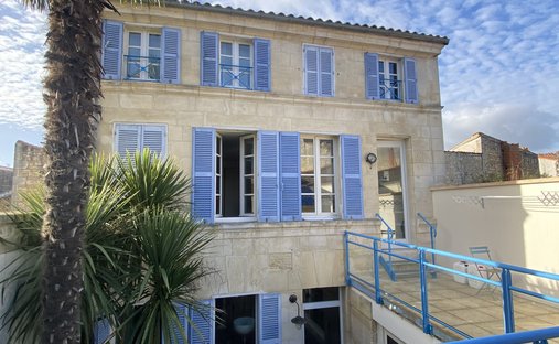 One Of Flat Roof Water Castle, Rochefort ( Commerical)