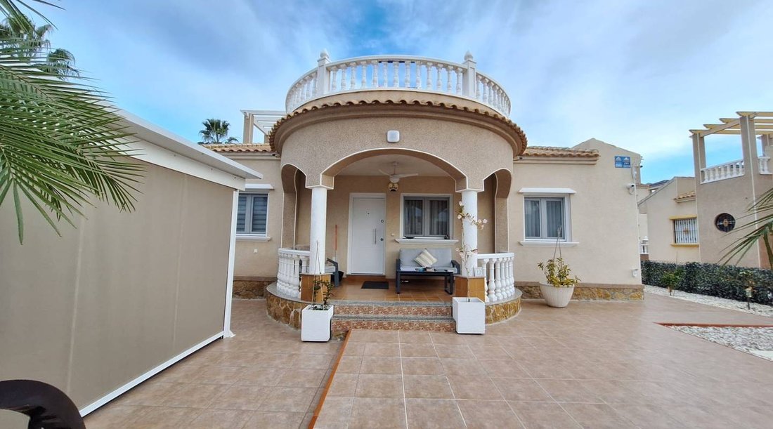 Villa in Guardamar del Segura, Valencian Community, Spain 1 - 17311664