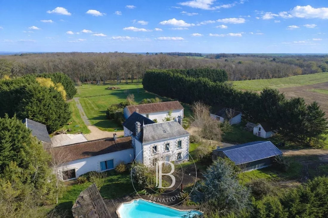 Estate in Châtellerault, Nouvelle-Aquitaine, France 1 - 12617763