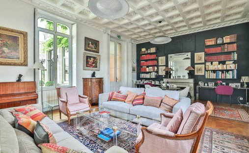 One Of Flat Roof Water Castle, Rochefort ( Commerical)