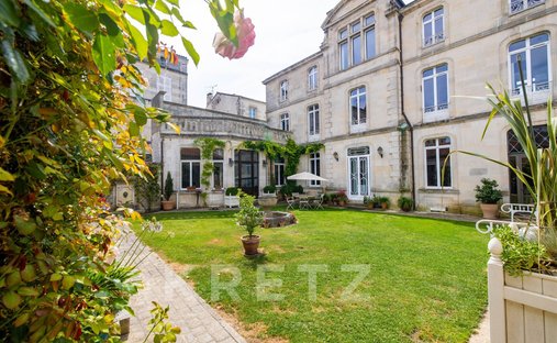 One Of Flat Roof Water Castle, Rochefort ( Commerical)